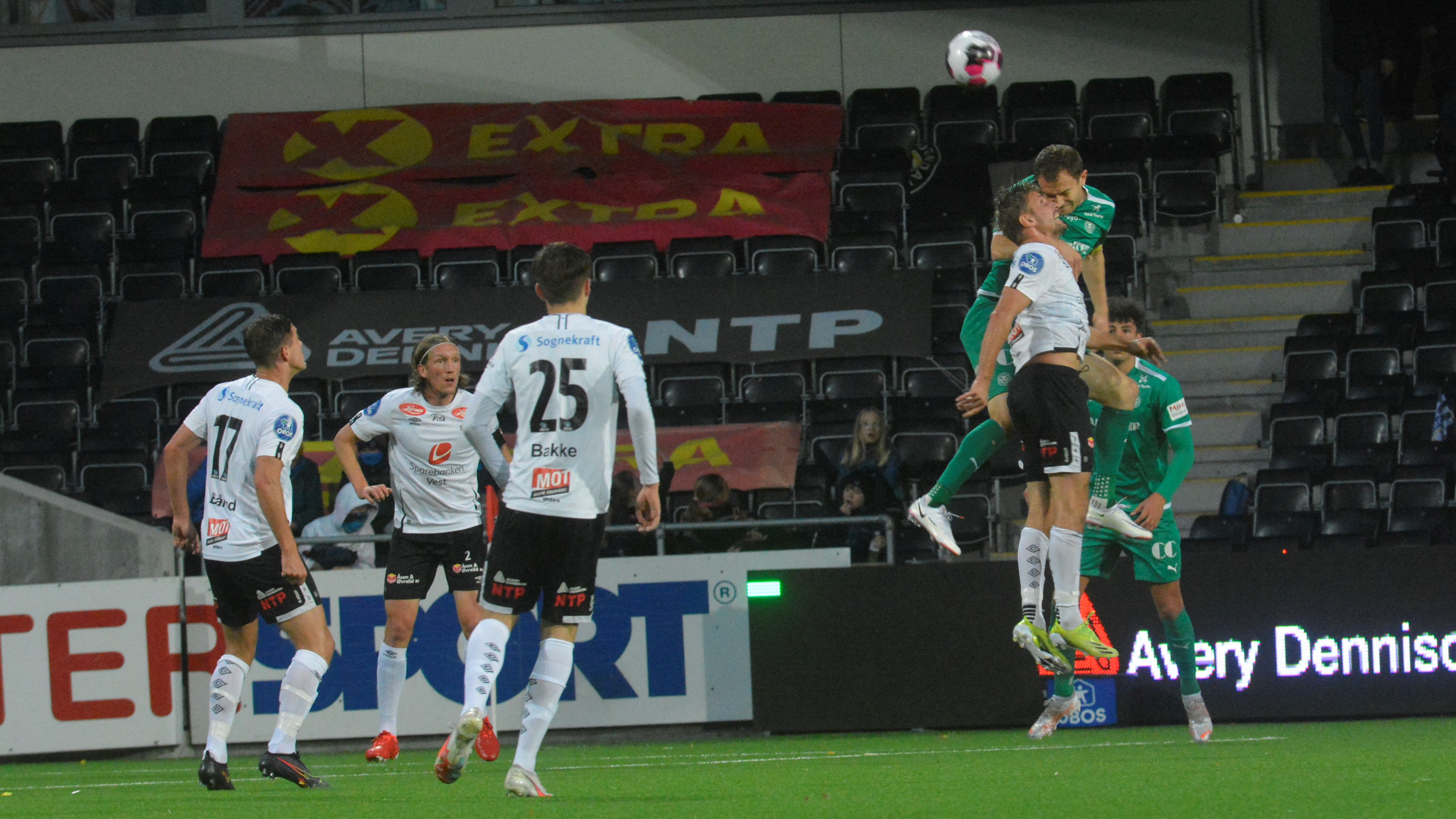 - Flere supportere i bortesvingen